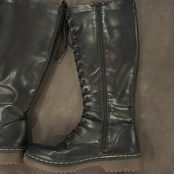 High combat boots. Zip up. Rubber treads, contrast stitch - Picture 2 of 6